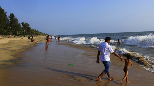 Tourists spend their evening at leisure in Cherai Beach